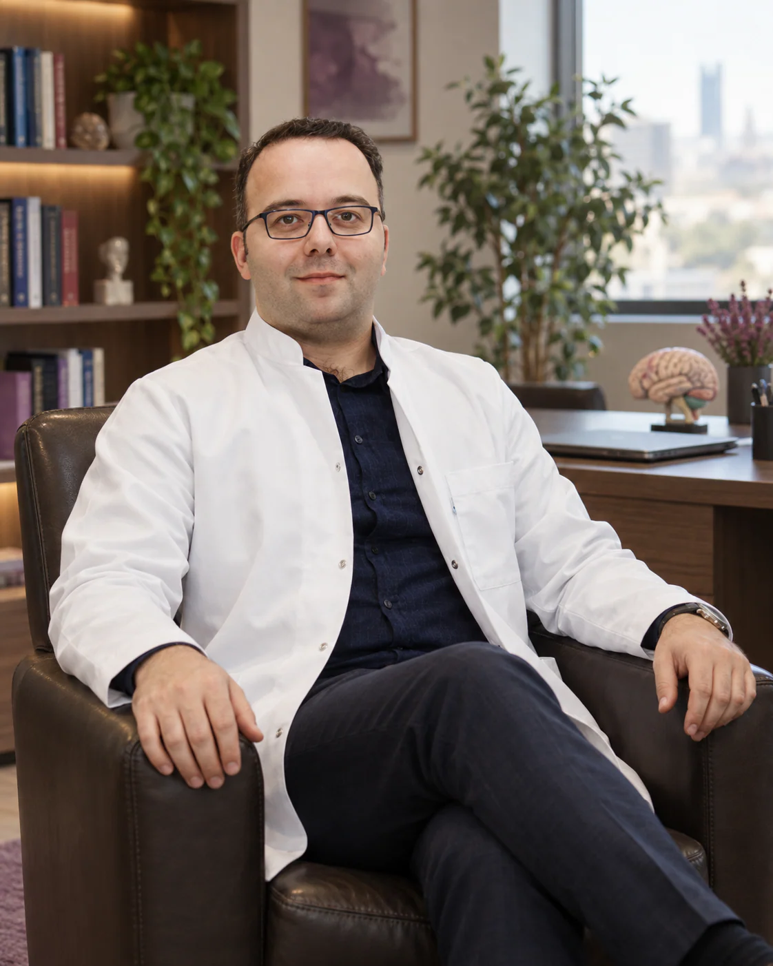 Uzm. Dr. Elvin Niftəliyev — uzman nevroloq, kabinetində